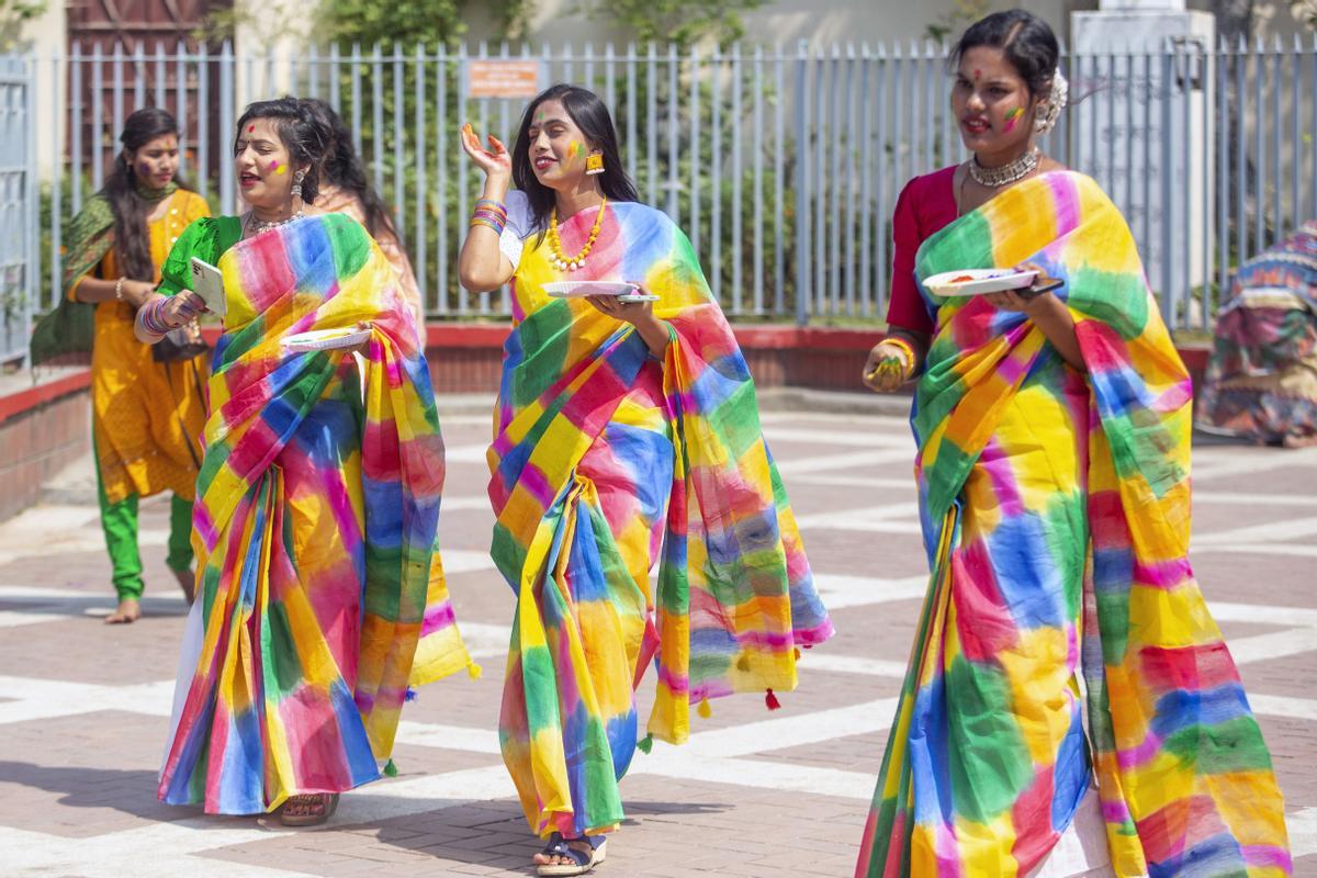 Celebración del Holi en el templo nacional Dhakeshwari, en Dhaka, Bangladesh