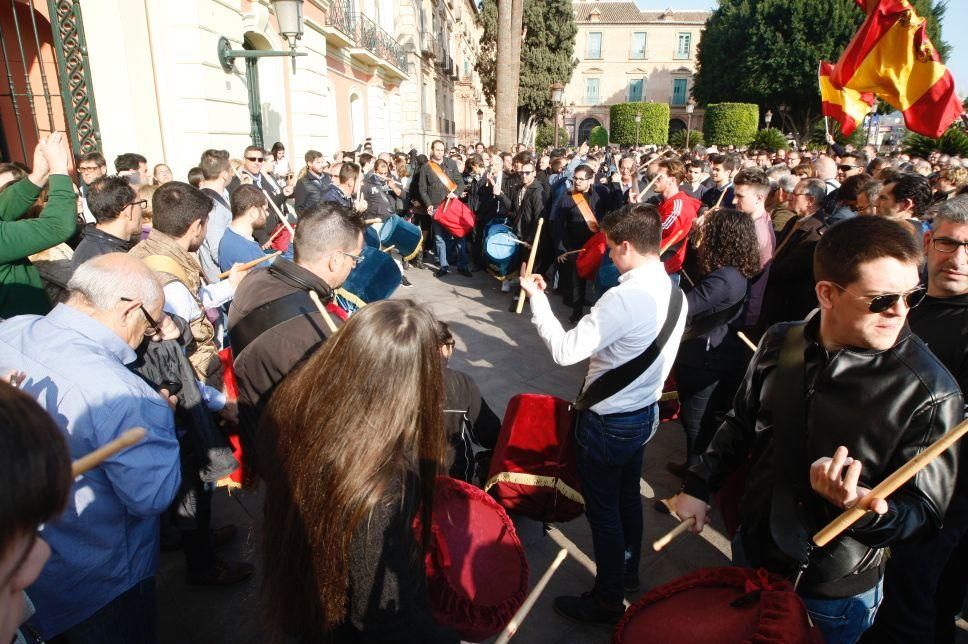 Los cofrades se manifiestan por la Semana Santa tradicional