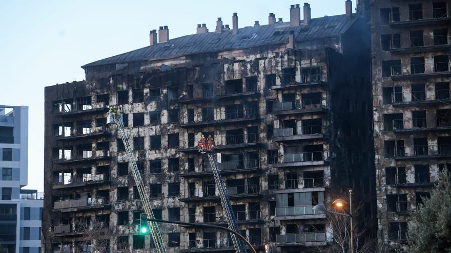 Los bomberos refrescan la estructura antes de poder entrar a las torres calcinadas