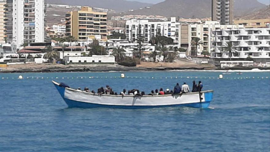 Un cayuco llega a las costas tinerfeñas en una imagen de archivo.