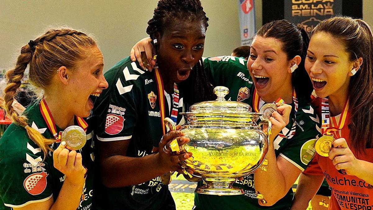 Katia Zhukova, Lysa Tchapchet, Carolina Bono y NIcole Morales con la Copa.  | RFEBM/JOSÉ J. NUÑEZ