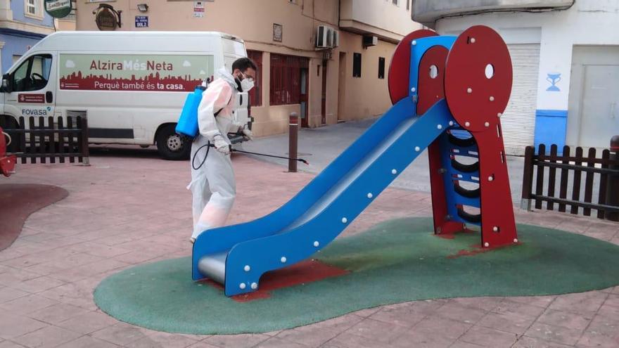 Desinfección de parques infantiles en Alzira.