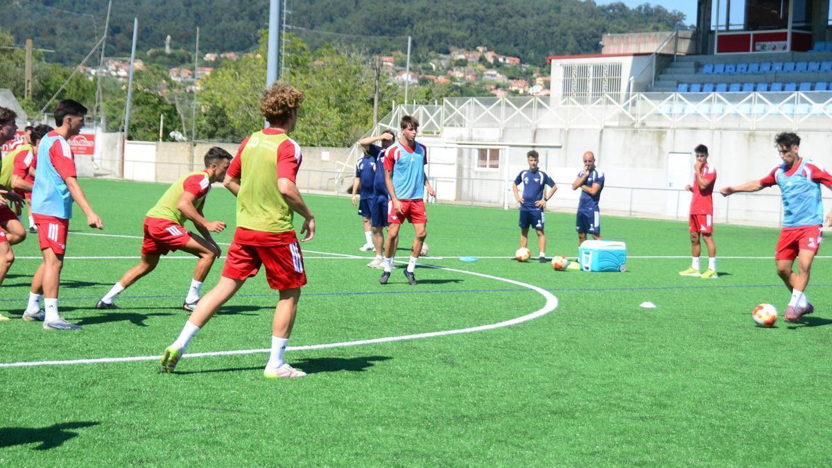 Un momento del primer entrenamiento del Alondras, esta tarde en el campo de O Morrazo.