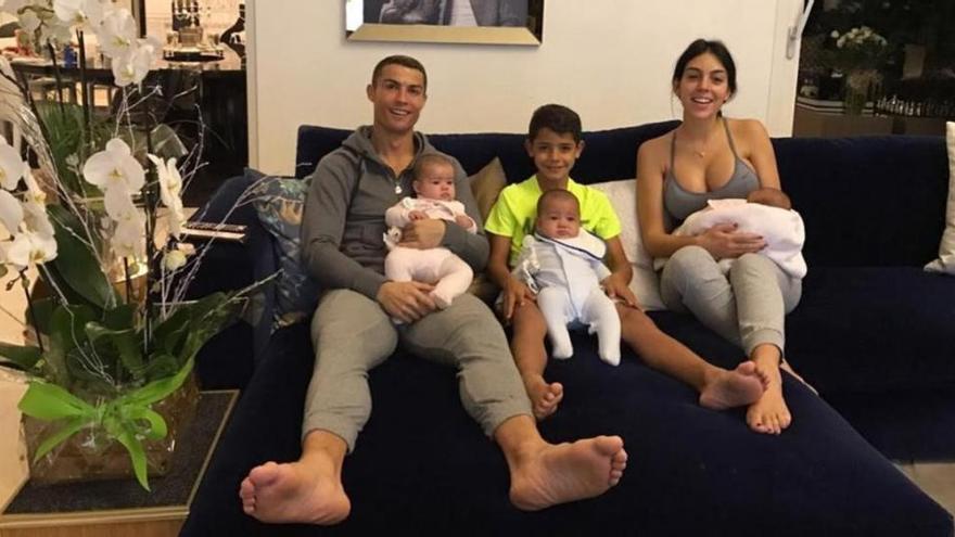 Cristiano Ronaldo posa con toda su prole