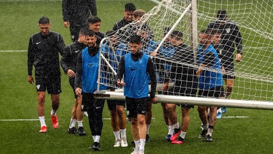 Muchísima lluvia en la vuelta a los entrenamientos del Málaga CF