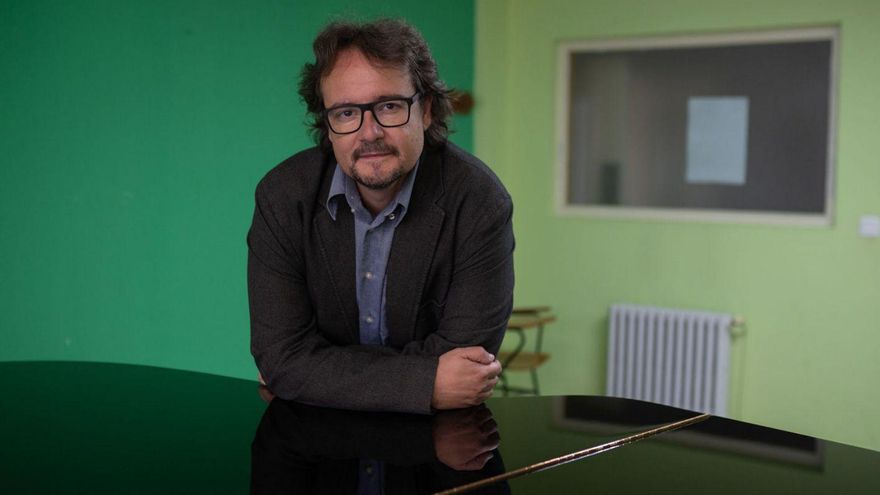 Jorge Rafael Gómez Cáceres, apoyado en un piano, en una clase del Conservatorio Miguel Manzano. | Emilio Fraile