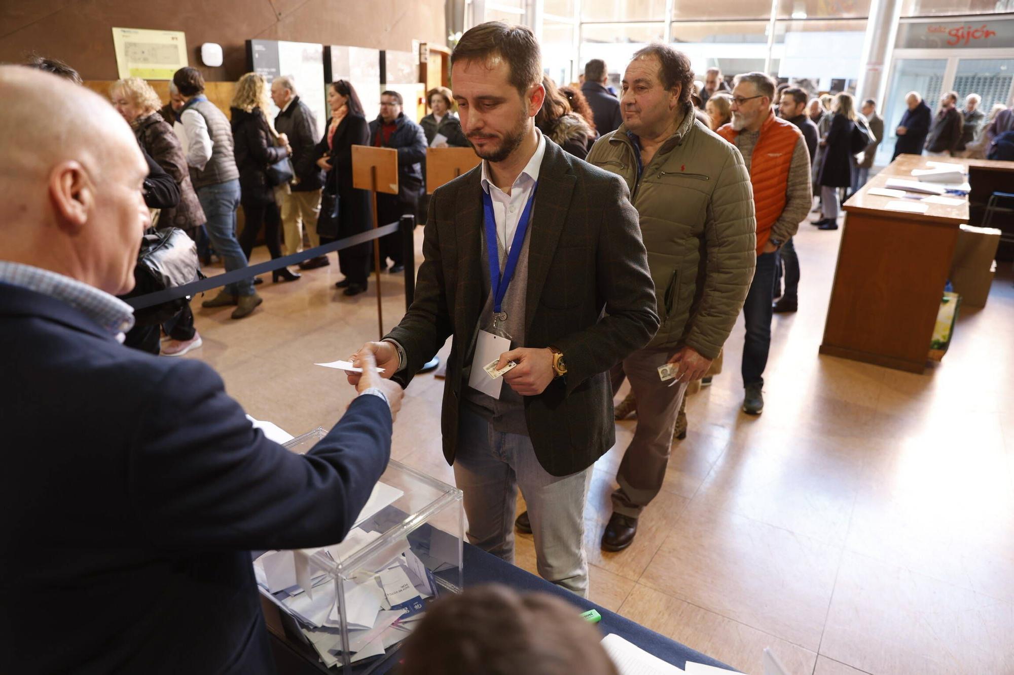 La votación en el congreso del PP de Gijón, en imágenes