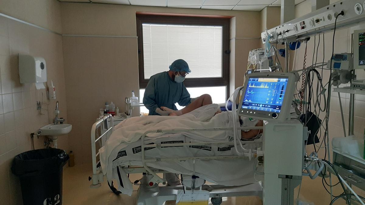 Rehabilitación a un paciente de la UCI en el Hospital General de Elche