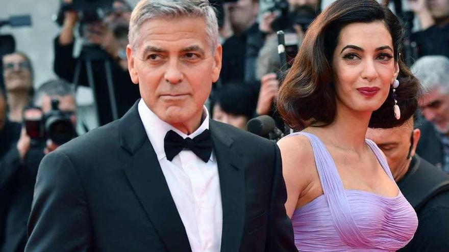 George Clooney, con su mujer, Amal, ayer, en Venecia.