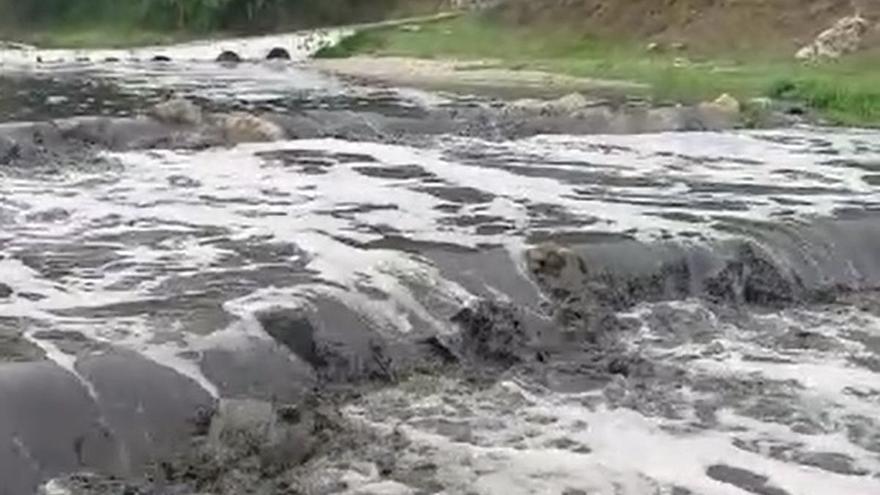 Chapapote de monte: La lluvia en Castellón saca a relucir el drama del incendio de Bejís y tiñe de negro el río Palancia