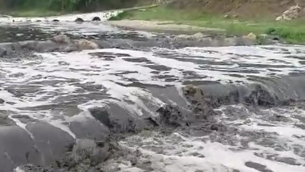 La lluvia en Castellón saca a relucir el drama del incendio de Bejís y tiñe de negro el río Palancia
