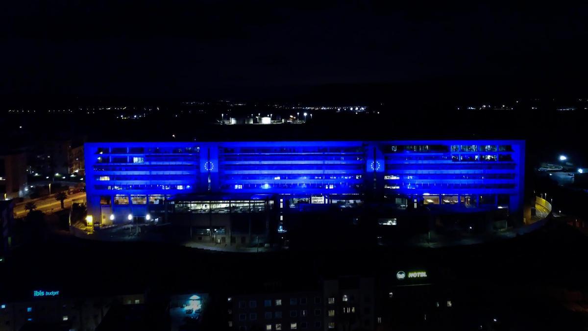 La fachada del edificio de la EUIPO iluminada del color de la bandera de la Unión Europea.