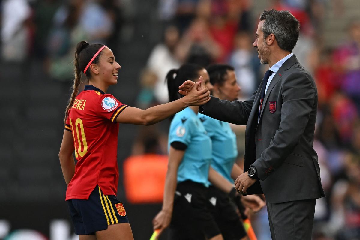 El entrenador de España, Jorge Vilda felicita a la delantera española Athenea del Castillo en el campo después de la Eurocopa Femenina de la UEFA 2022