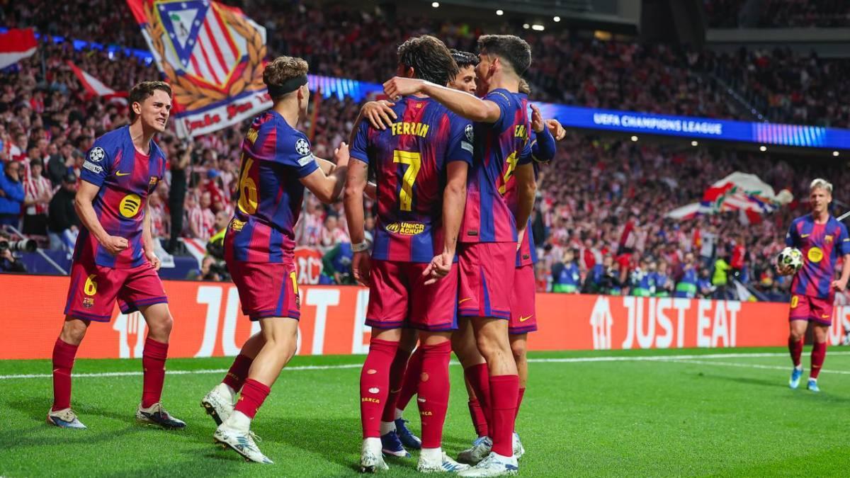 El Barça celebra el gol de Ferran en el Metropolitano