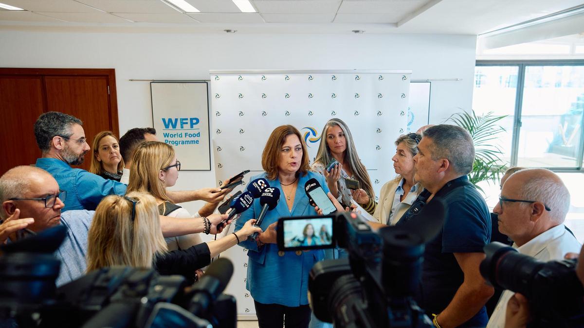 Beatriz Calzada atiende a los medios de comunicación este viernes, durante un encuentro navideño
