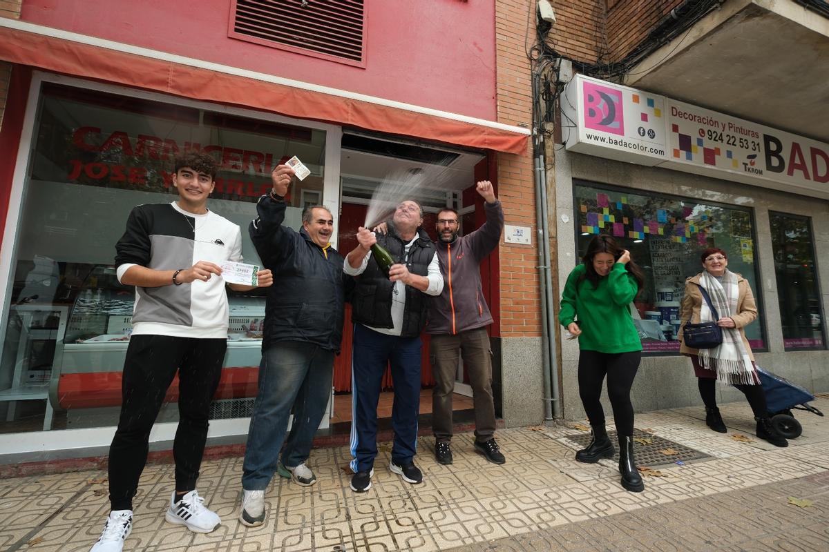 Los agraciados con el quinto premio adquirido en la Carnicería José y Carlos, de San Roque, lo celebran con champán.