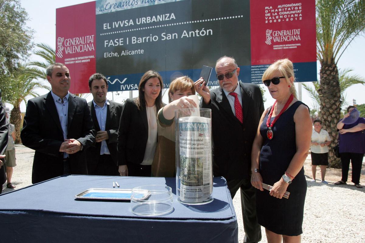 Un ejemplar de INFORMACIÓN para la primera piedra que iba a dar pie en teoría a las obras de regeneración del barrio de San Antón, en julio de 2011