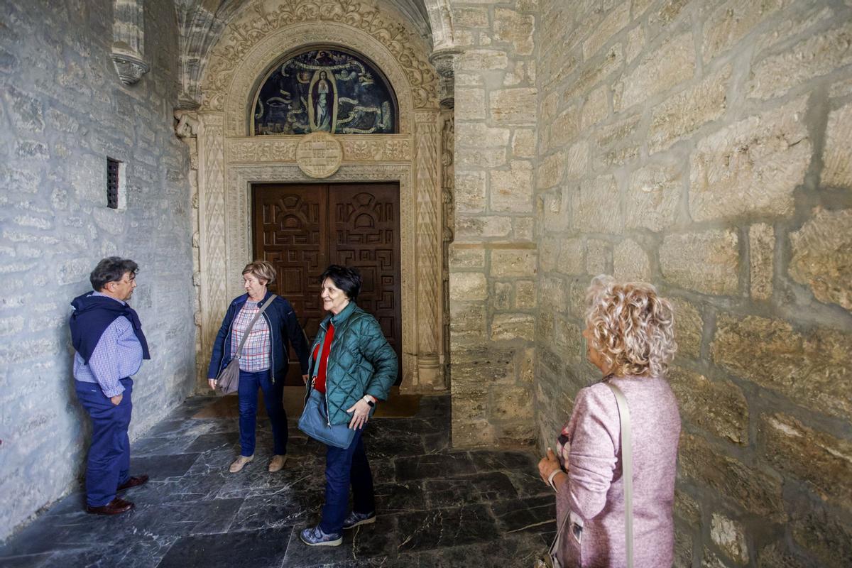 Vecinos de la localidad de Belorado en Burgos esperan el comienzo de una misa, que finalmente no se ha celebrado, en el monasterio de las Clarisas de Belorado.