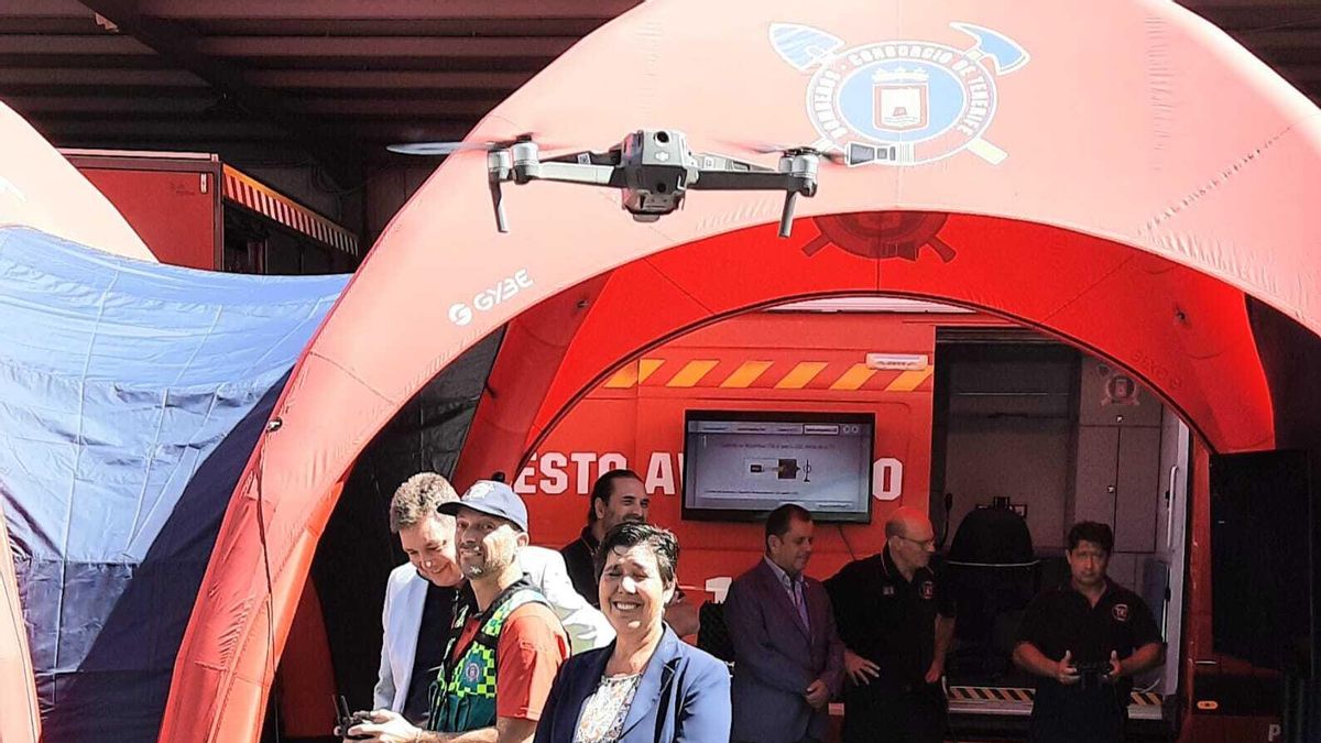 Blanca Pérez e Iván Martín (i.), junto al operador de un dron.