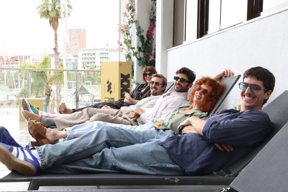 El equipo de "Pequeños calvarios", en Alicante, antes de presentar la película