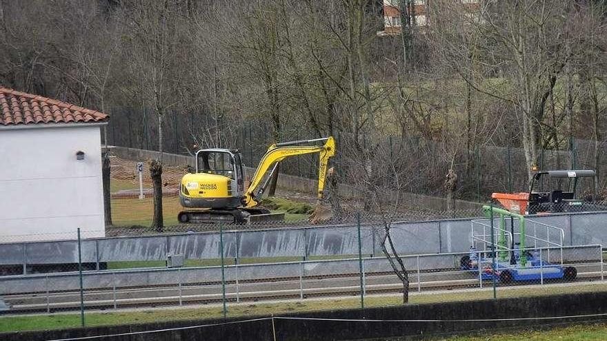 Obras de canalización en la depuradora de Laviana, en Entrialgo, el año pasado.