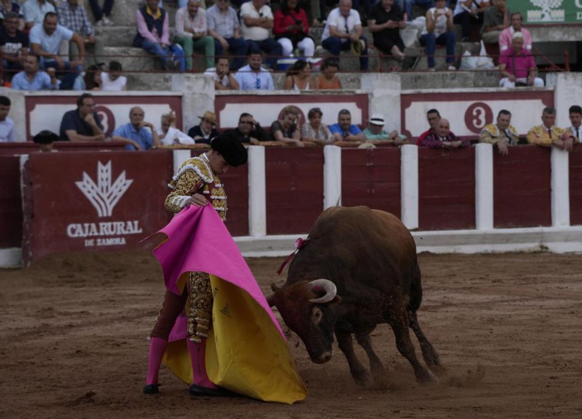 Ginés Marín deja una verónica a uno de sus toros. | Jose Luis Fernández