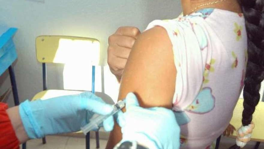 Expertos apuestan por extender la vacuna del papiloma humano a los niños