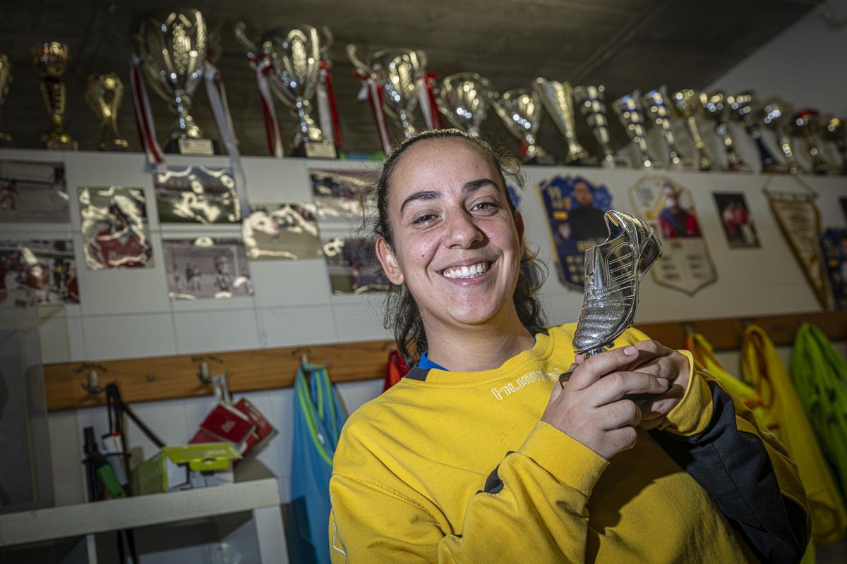 Entrenamiento del primer equipo de fútbol femenino que se crea en el barrio de La Mina