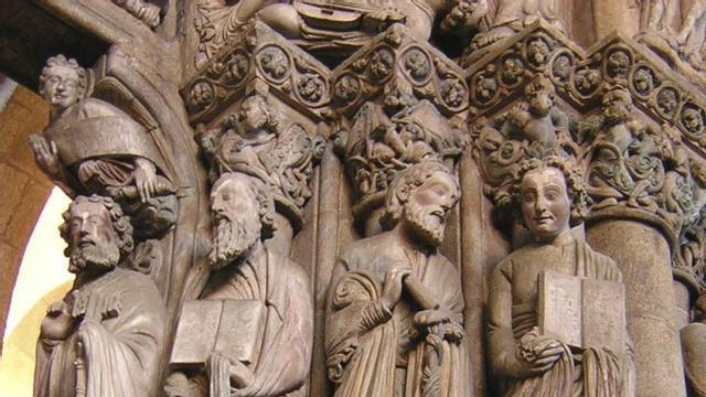 Antonio García Conde suxire que a figura de San Pedro no Pórtico podería ser un retrato do propio arcebispo.