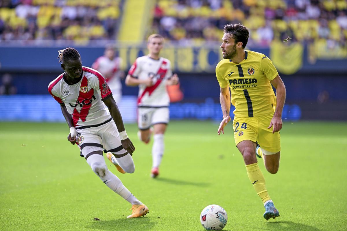 VILLARREAL, 01/11/2025.- Pedraza (d), del Villarreal, y Pathé Ciss, del Rayo Vallecano, durante el partido de LaLiga disputado este sábado en Villarreal. EFE/ Andreu Esteban
