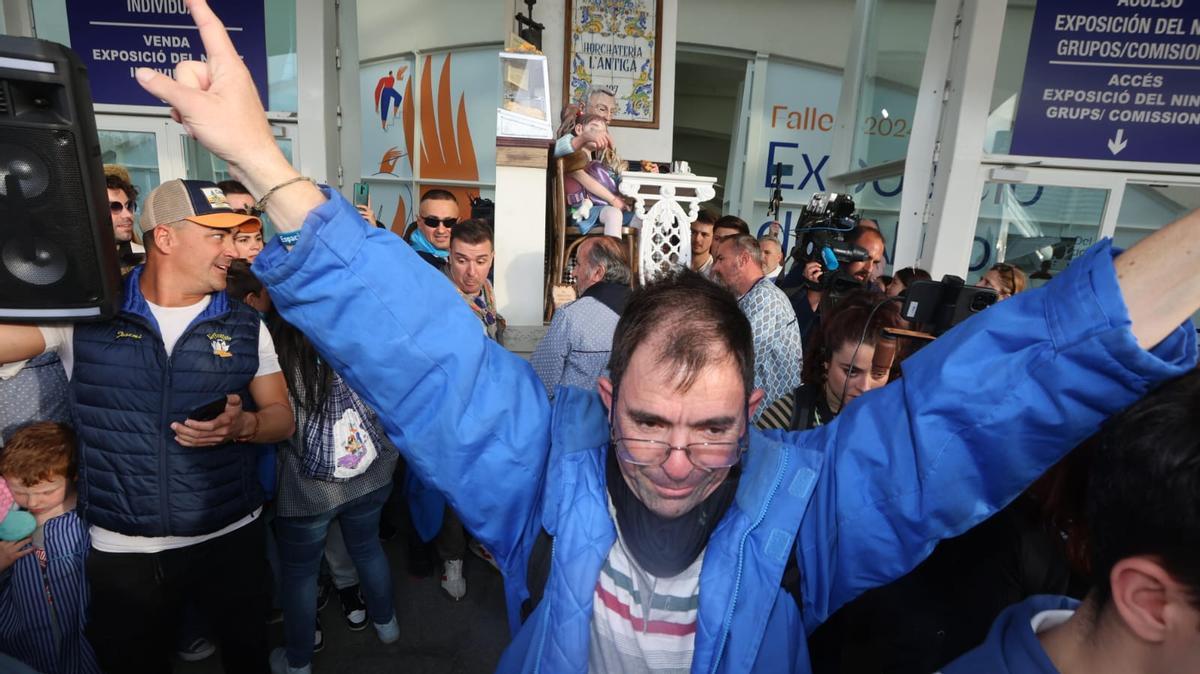 L' Antiga festeja su tercer triunfo consecutivo del Ninot Indultat