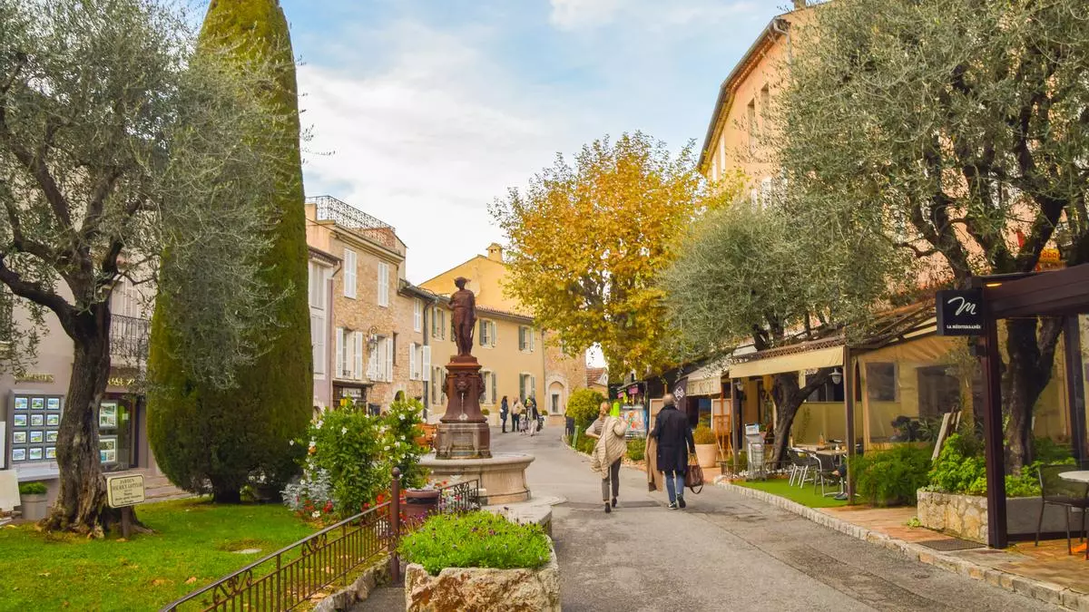 El pueblo más espectacular de la Costa Azul que es inspiración para artistas: está repleto de fuentes, plantas y fachadas rosadas con puertas azules