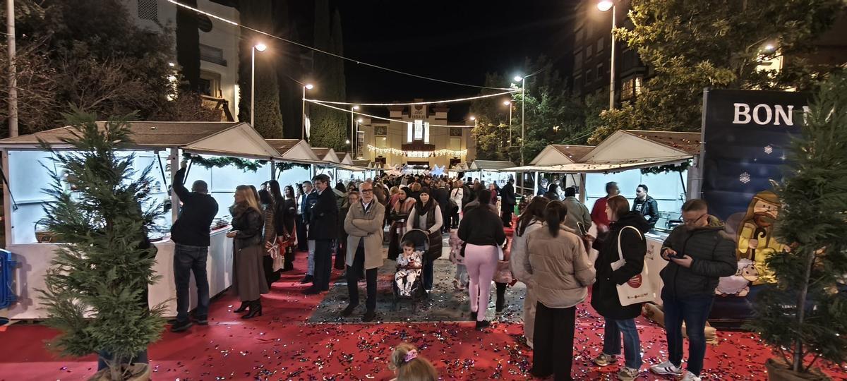 Las fotos del encendido del alumbrado navideño y la feria del comercial local en Almassora