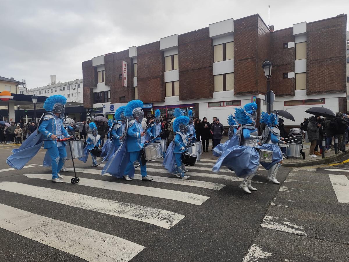 El carnaval de Tapia resiste a pesar de la lluvia
