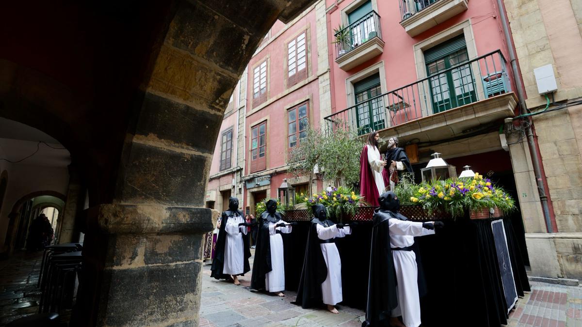 El Beso de Judas a su paso por la calle de la Ferrería.