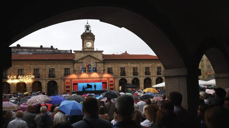 Tromba operística para culminar San Agustín en Avilés: "!Qué pena!", cantar bajo la lluvia