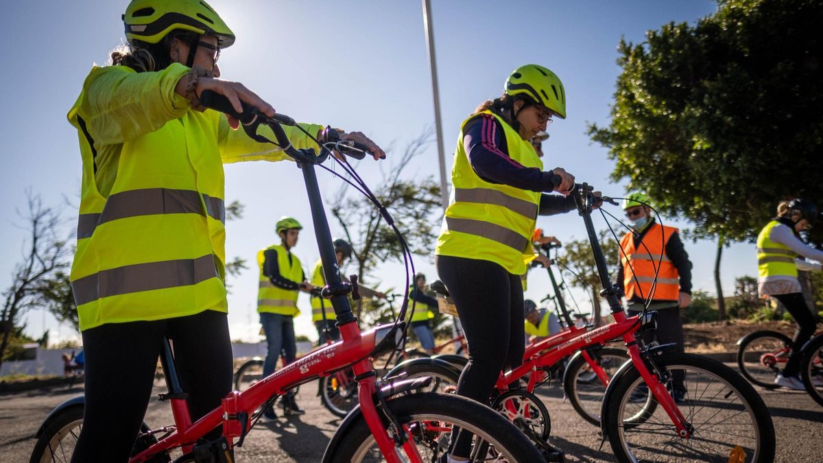 Un grupo de ciudadanos aprenden a montar en bicicleta en Santa Cruz.