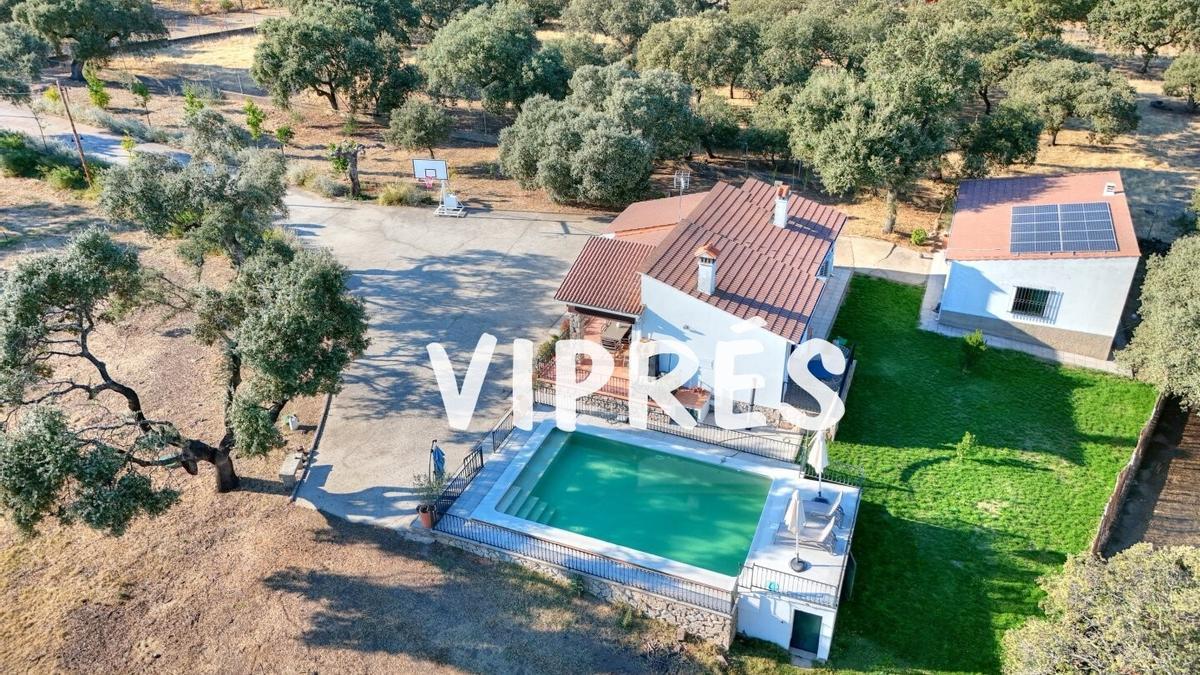 Casa con piscina en Casar de Cáceres