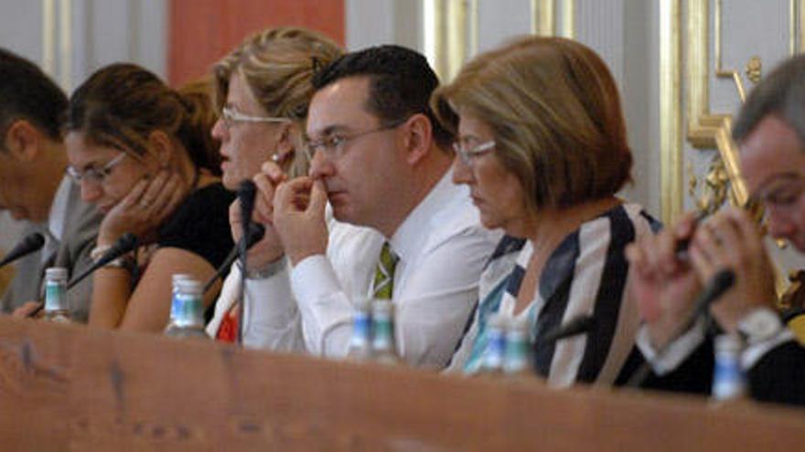 Hernández, Mena, Medina, Dumpiérrez, Delgado y Franquis, durante un debate plenario en junio. i QUESADA