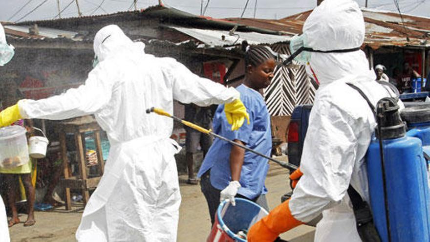 Sanitarios realizando tareas de desinfección en Liberia.
