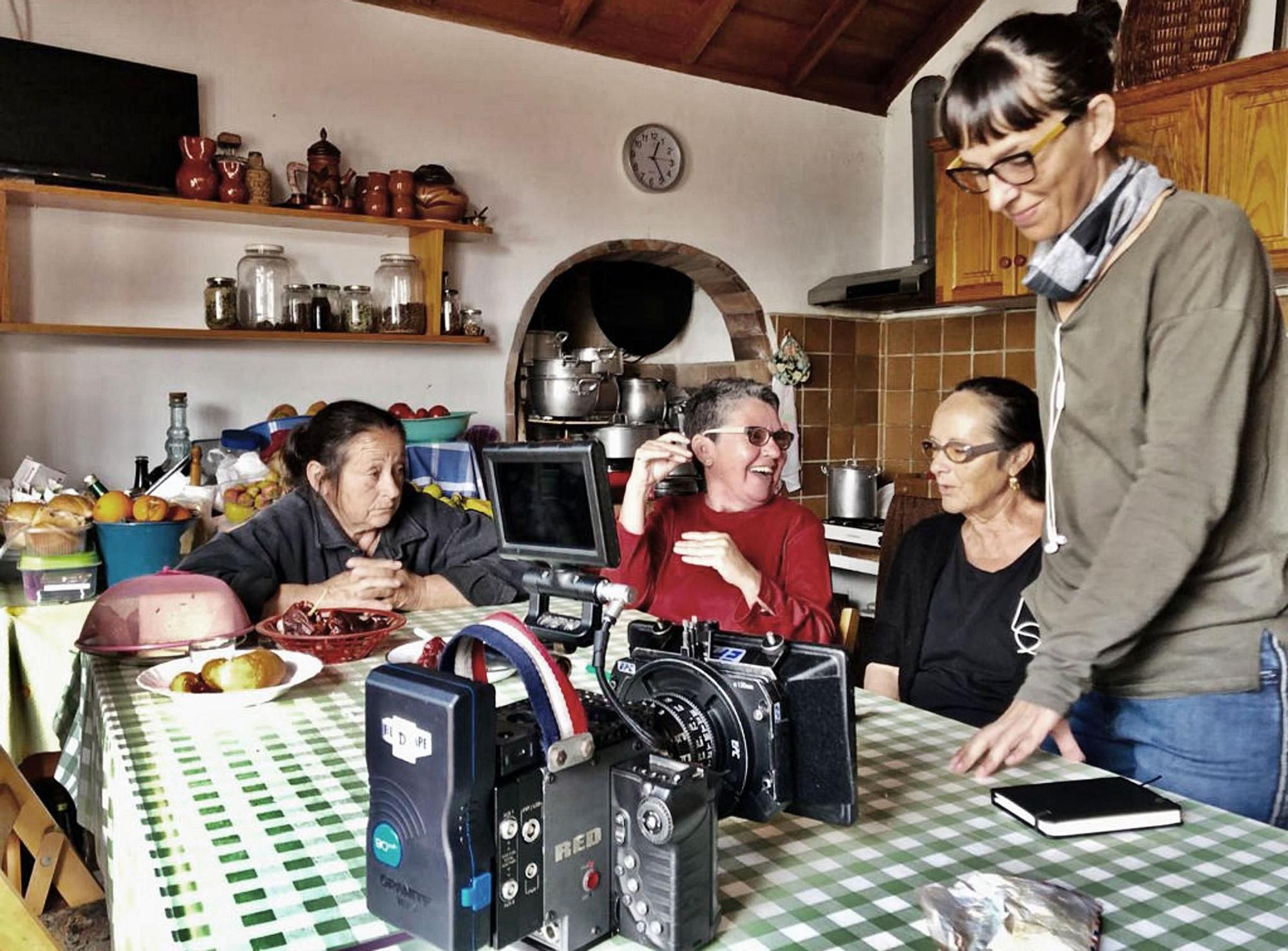 A la derecha, la cineasta Macu Machín, con las tres protagonistas, durante el rodaje de ‘La hojarasca’ en su casa familiar en Puntagorda.