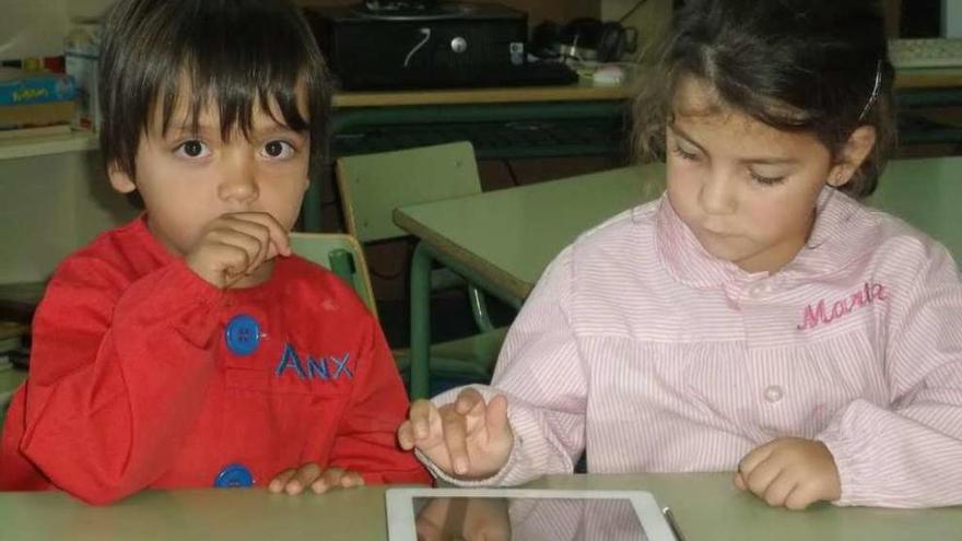 Dos alumnos del CEIP San Martiño hacen uso de una tableta.