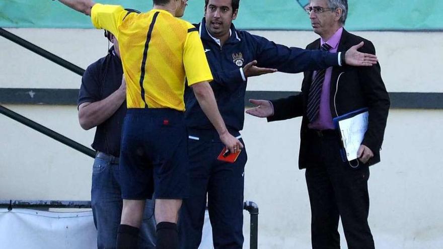 Manu Fernández discute con el árbitro tras la roja a Capi, lo que supuso su expulsión.