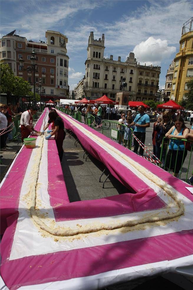 GALERÍA DE FOTOS / Flamenquín gigante en Las Tendillas