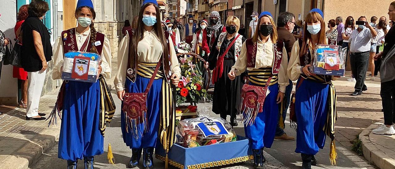 Las comparsas han convertido la Ofrenda de Flores a la Mare de Déu dels Desemparats y Santa Teresa en una donación masiva de alimentos.  |