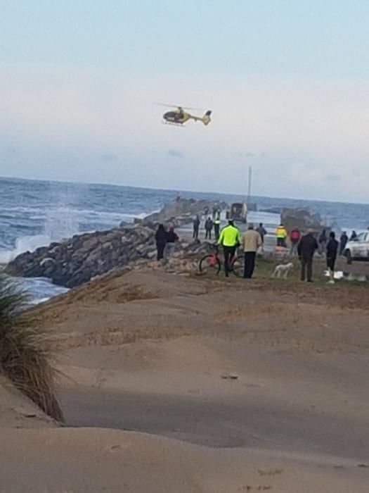 Rescate de Bomberos de Asturias en San Juan de Nieva.