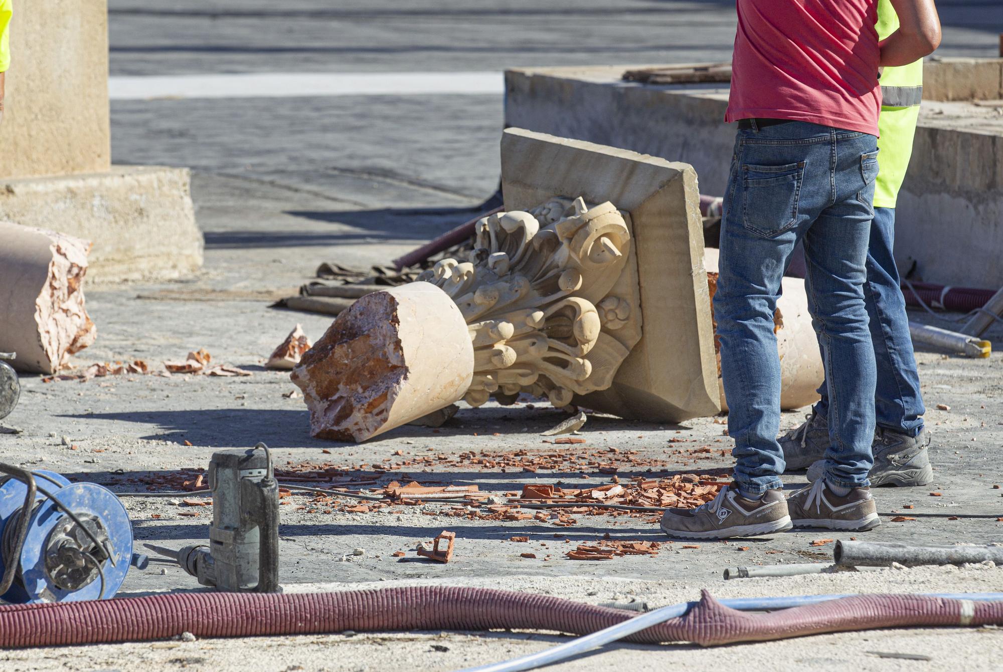 Retirada de las columnas de mármol rojo de la plaza del Puerto de Alicante