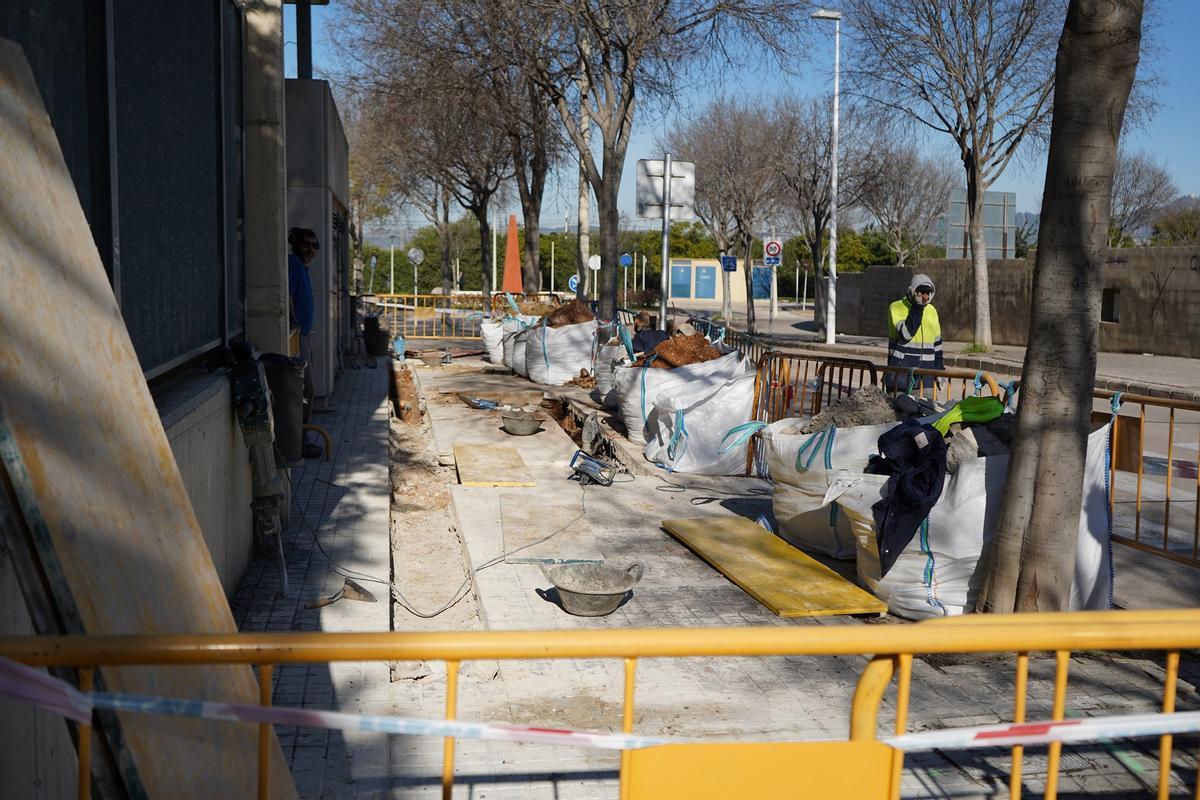 Obras en la red de agua potable en la calle Alfons el Magnànim.