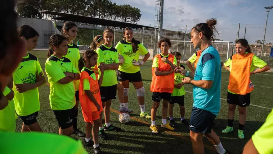 VÍDEO | El balón es suyo: la formación de las futbolistas, un nuevo reto