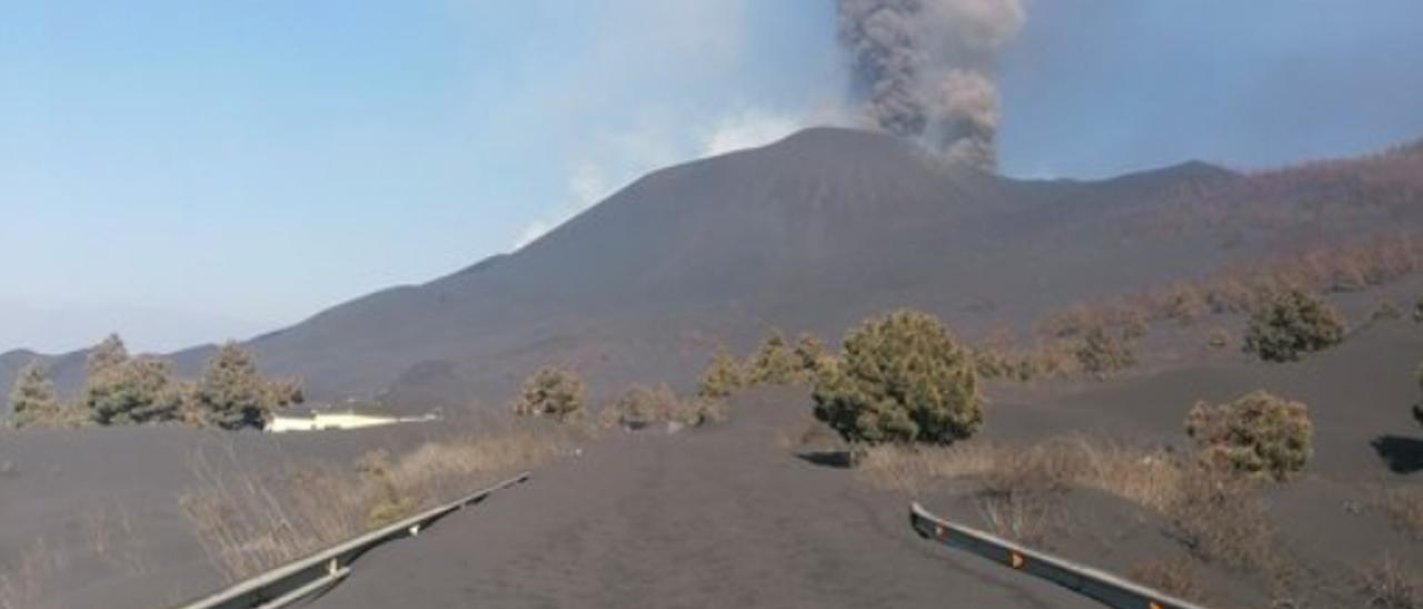 Carretera que une Las Manchas y Tacande cubierta de la ceniza del volcán de La Palma.